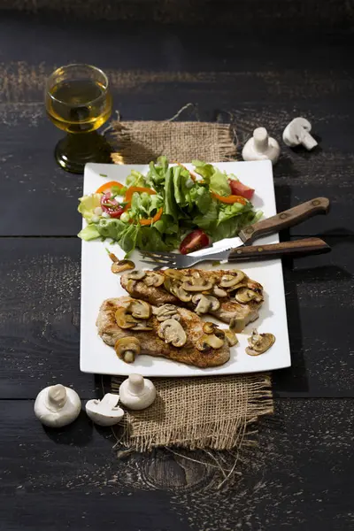 Schnitzel Goreng Dengan Jamur Dan Salad Piring — Stok Foto
