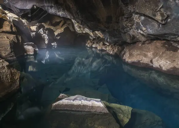 Myvatn Grotagja 岩石悬崖和洞穴中的水 — 图库照片