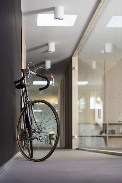 Racing Cycle Standing Corridor Modern Office — Stock Photo, Image