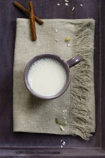 Чашка Соевого Рисового Молока Приправленного Кардамоном Корицей Возвышенный Вид — стоковое фото