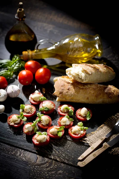 Mozzarella Peyniri Domates Fesleğen Bitki Dilim — Stok fotoğraf