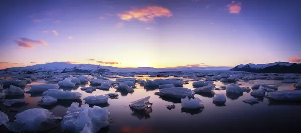 在黄昏时分 Jokulsarlon 冰礁湖 — 图库照片