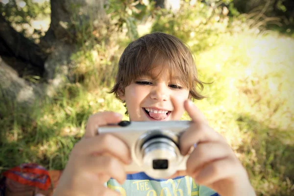 Uśmiechnięty Chłopiec Kamery Zewnątrz — Zdjęcie stockowe