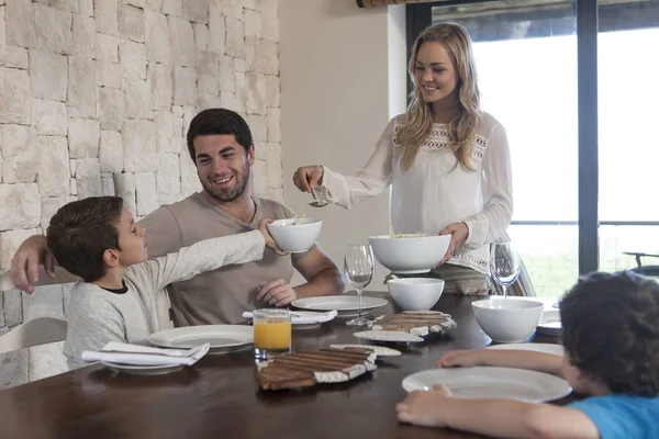 Familia Almorzando Mesa Del Comedor — Foto de Stock