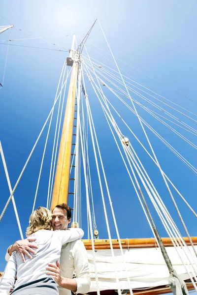 愉快的成熟的夫妇拥抱在风帆船 — 图库照片