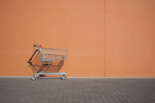 Empty Parked Shopping Cart Wall — Stock Photo, Image