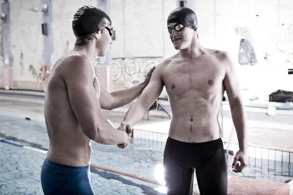 Dois Nadadores Piscina Interior Apertando Mãos — Fotografia de Stock