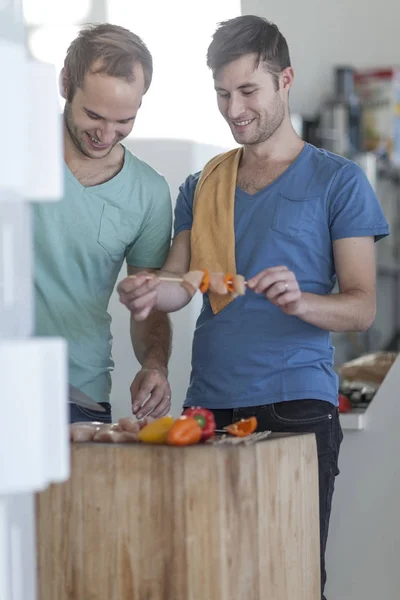 Feliz Pareja Gay Preparando Pinchos Carne Cocina —  Fotos de Stock