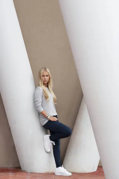 Portrait Blond Female Teenager Leaning Concrete Column — Stock Photo, Image