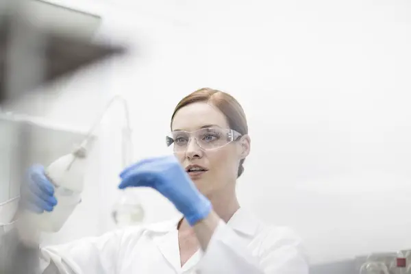 Wetenschapper Het Lab Werken Met Vloeistof — Stockfoto