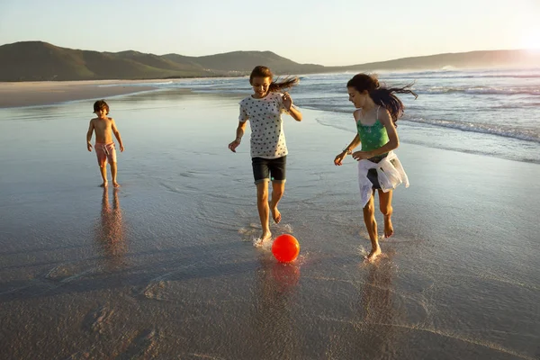 Tres Niños Jugando Con Pelota Océano —  Fotos de Stock