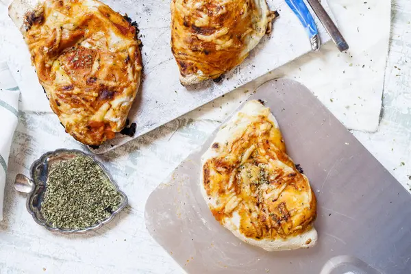 Pizzas Calzone Sobre Mesa Madera Con Condimento — Foto de Stock