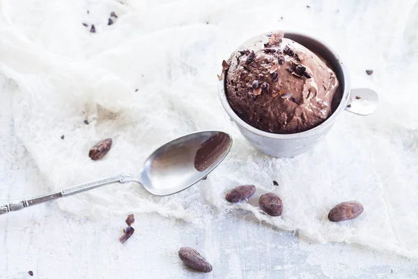 自家製チョコレートのアイスクリームのカップは カカオのペン先を振りかけた — ストック写真