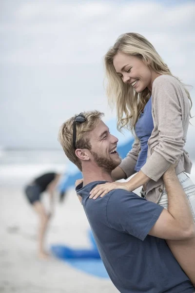 Lykkelig Ungt Par Som Klemmer Stranden – stockfoto