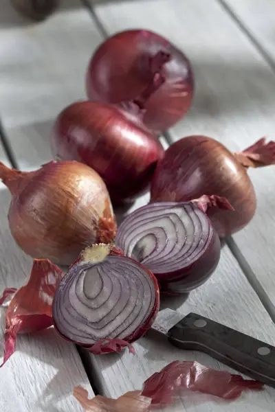 Whole Halved Red Onions Wooden Table Knife — Stock Photo, Image