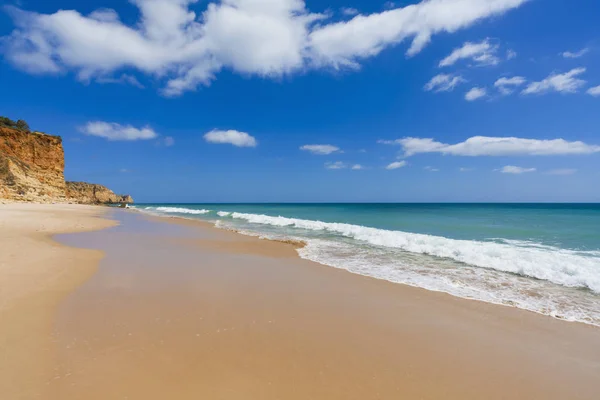 Piaszczysta Plaża Morze Fale Plaży Porto Mos Lagos Algarve Portugalia — Zdjęcie stockowe