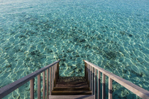 Vista Escaleras Madera Agua Mar Durante Día — Foto de Stock