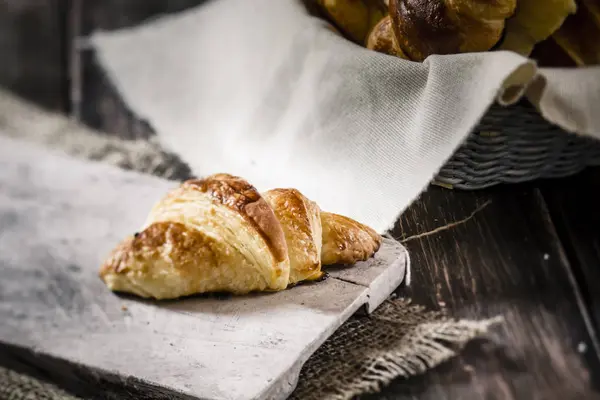 Croissant Plato Madera Cesta Con Croissants — Foto de Stock