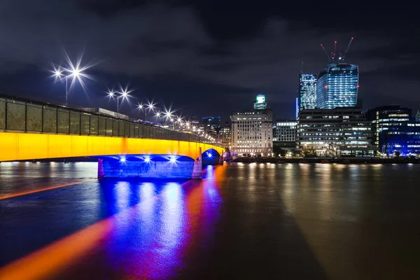 Вид Освещенный Лондонский Мост Здание Пит Энд Лемхолл Лондон Великобритания — стоковое фото