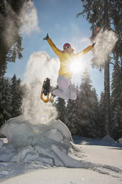 Женщина Снегоступах Прыгающая Зимний Пейзаж Альтенмаркт Заухензе Австрия — стоковое фото