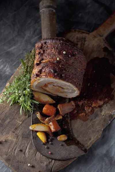 Closeup Rolled Roast Pork Braised Vegetables Wooden Board — Stock Photo, Image