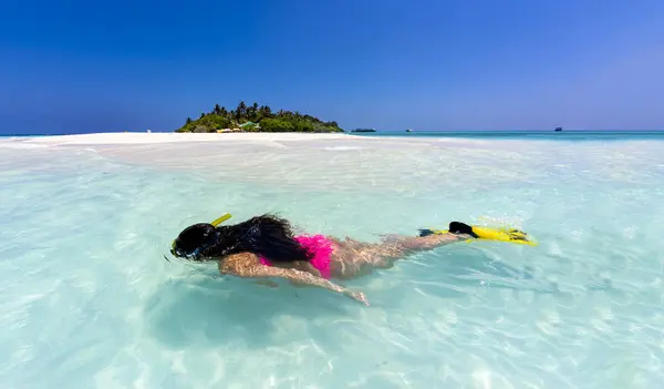 Maledives Young Woman Snorkelling Lagoon — Stock Photo, Image