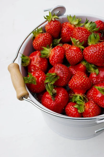 Bucket of fresh picked strawberries — Stock Photo, Image
