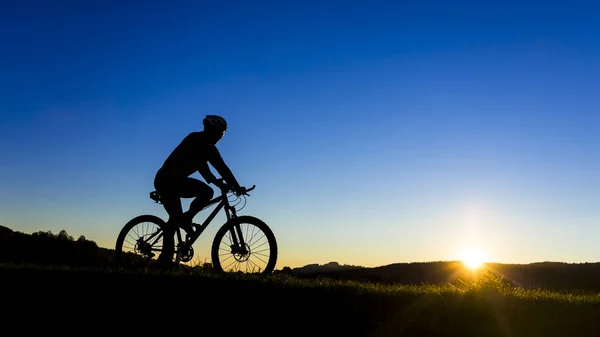 Male Cyclist Mountain Bike Sunset — Stock Photo, Image