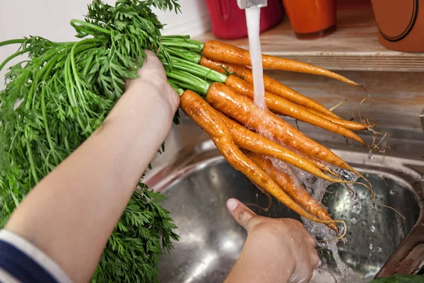 Lähikuva Naisten Kädet Pesu Porkkanat Tiskiallas — kuvapankkivalokuva