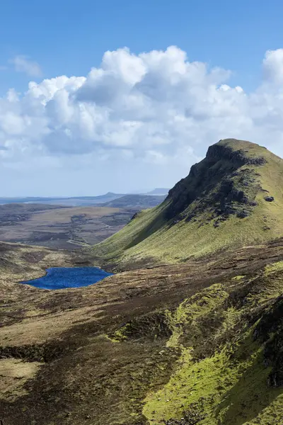 Verenigd Koninkrijk Schotland Schilderachtige Landschap Met Quiraing Uitzicht Bergen Meer — Stockfoto