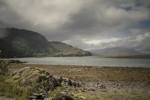 Paisaje Con Nubes Agua Colinas Castillo Eilean Donan Kyle Lochalsh —  Fotos de Stock