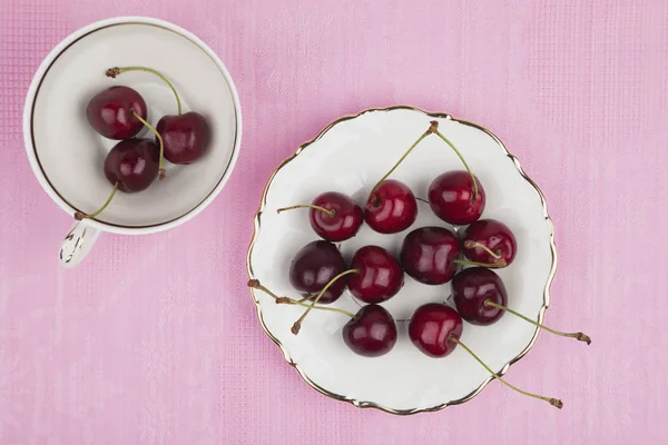 Cerises fraîches en porcelaine tasse à café — Photo