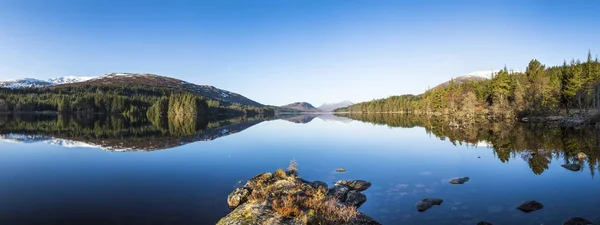 Highlands Escoceses Lago Tranquilidad Orillas Reflejadas — Foto de Stock