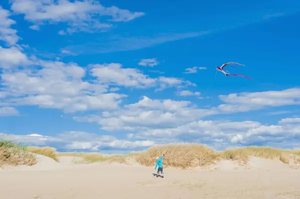 デンマーク 少年に北の海でカイトを飛行 — ストック写真