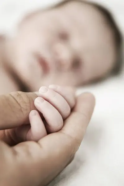 Vater Hält Hand Seines Schlafenden Neugeborenen — Stockfoto