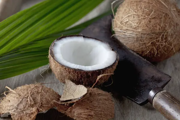 Cocos Inteiros Cortados Pela Metade Madeira Escura Com Faca Folha — Fotografia de Stock