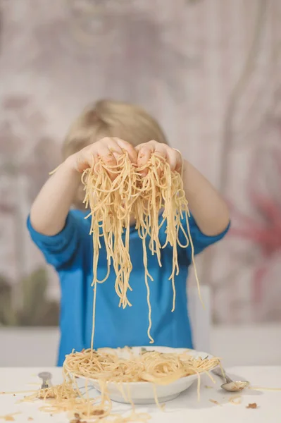 Kleiner Junge Hält Spaghetti Den Händen — Stockfoto