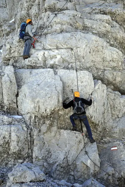 Österreich Tirol Karwendelgebirge Bergsteiger Erklimmen Felswand — Stockfoto
