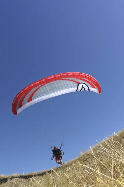 Francja Bretagne Landeda Mężczyzna Paralotniarstwo — Zdjęcie stockowe