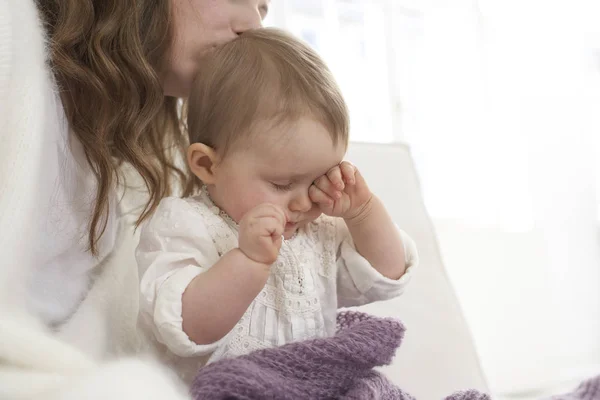 Mor Och Hennes Trött Flicka Hemma — Stockfoto