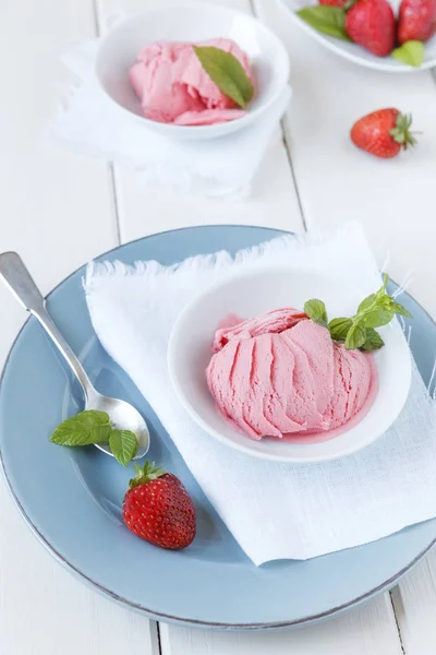 Strwaberry Ice Cream Preapred Eggs Studio Shot — Stock Photo, Image