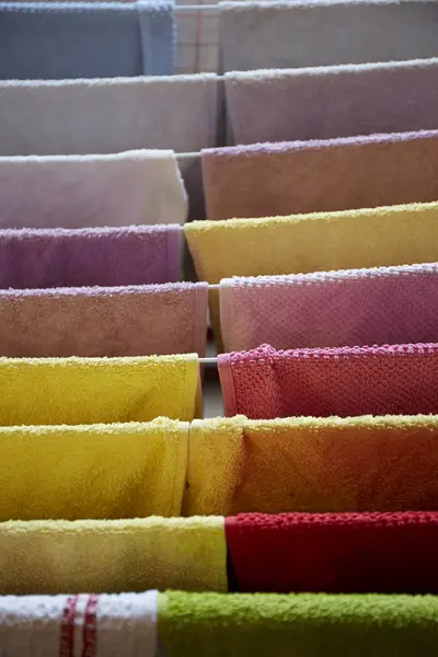 Vista Toalhas Coloridas Clotheshorse Close — Fotografia de Stock