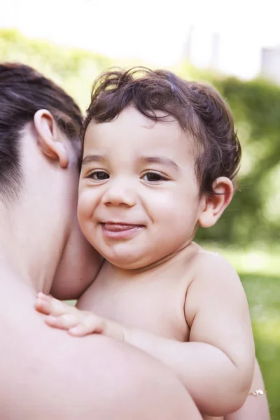 Madre Abrazando Bebé Sonriendo — Foto de Stock