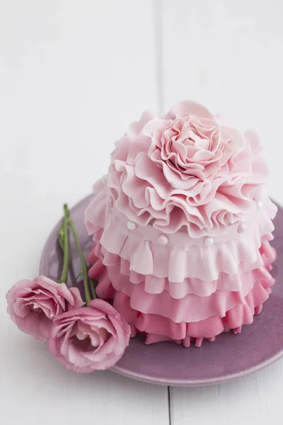 粉红色的迷你蛋糕 粉红色的玫瑰在盘子里 — 图库照片