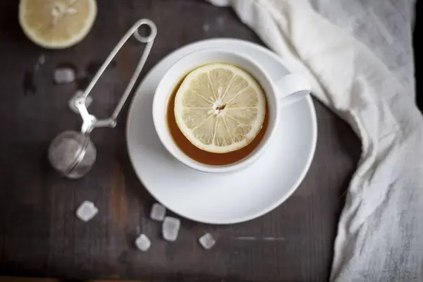 Чашка Чая Ломтиком Лимона Горный Сахар Фильтр Чая Деревянном Столе — стоковое фото