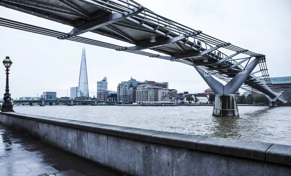 Storbritannien London Visa Till Millenium Bridge Och Skyskrapan Shard — Stockfoto