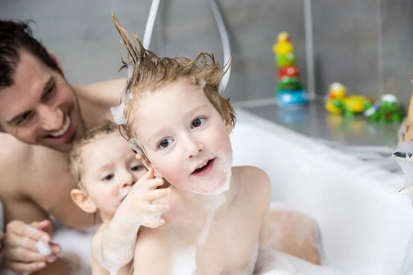 Vater Amüsiert Sich Mit Söhnen Badewanne — Stockfoto