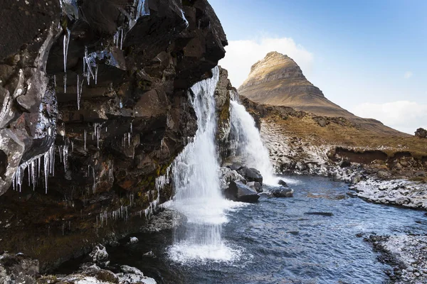 Izland Snaefellsnes Félszigeten Grundafjoerdur Kirkjufell Napközben Vízesés — Stock Fotó