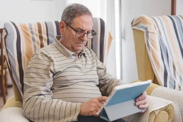 Senior Man Using Digital Tablet Home — Stock Photo, Image