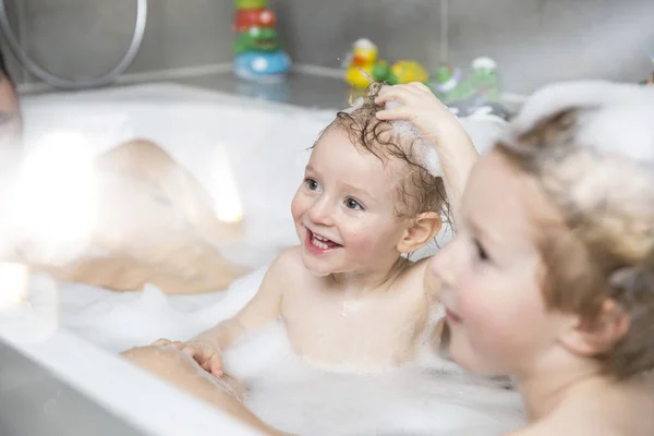 Kleiner Junge Hat Spaß Badewanne Mit Kleinem Bruder — Stockfoto